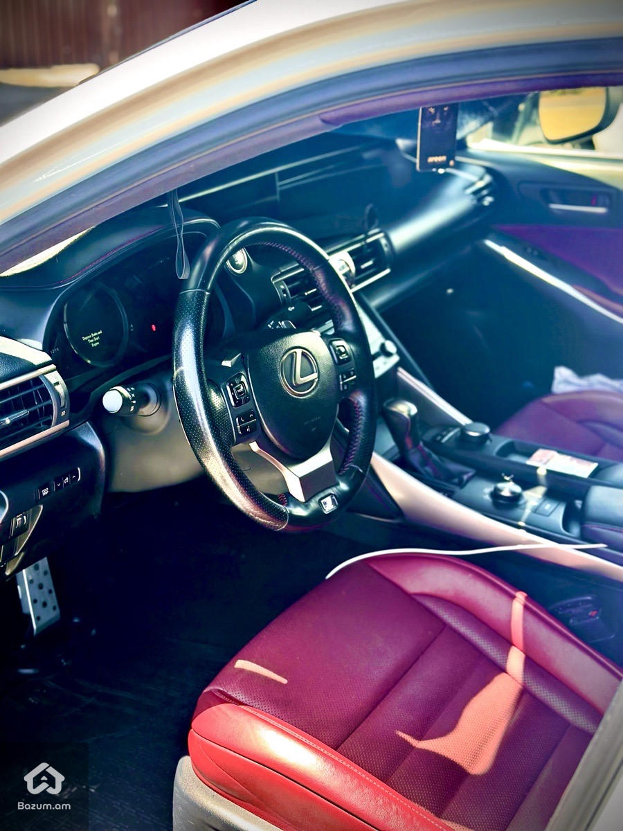 Lexus IS 300 2020 - image 14
