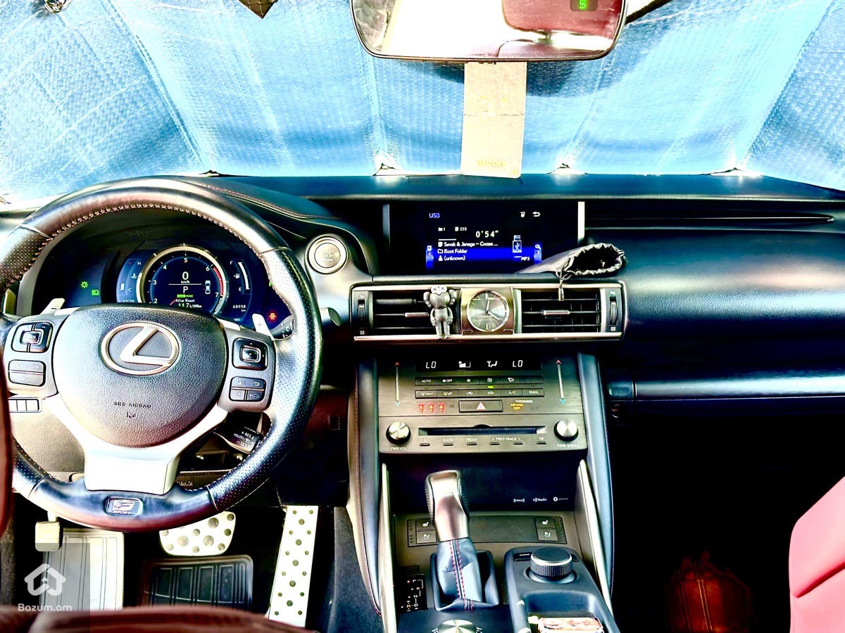 Lexus IS 300 2020 - image 11