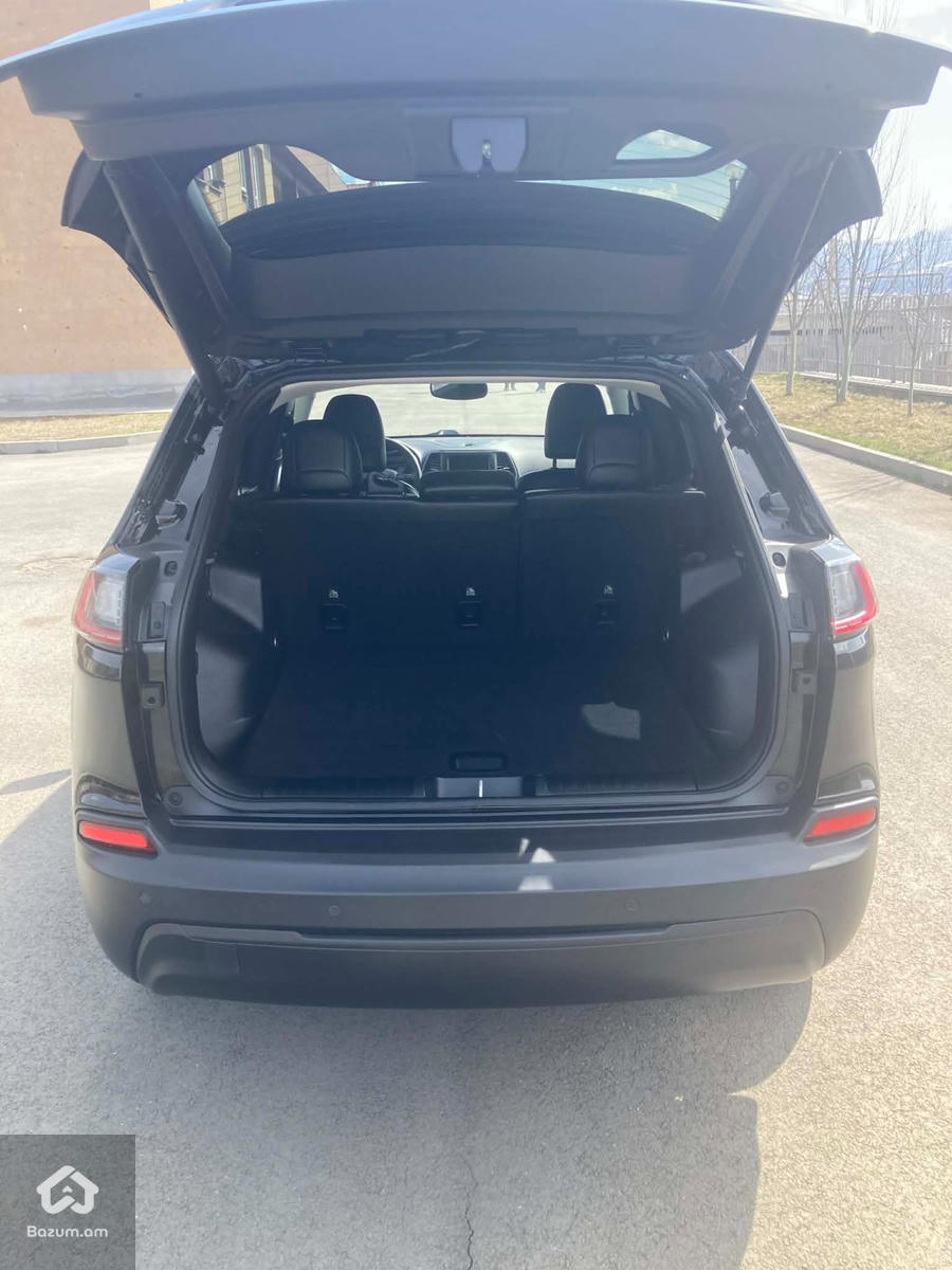 2023 Jeep Cherokee, Altitude Lux 4x4 - image 10