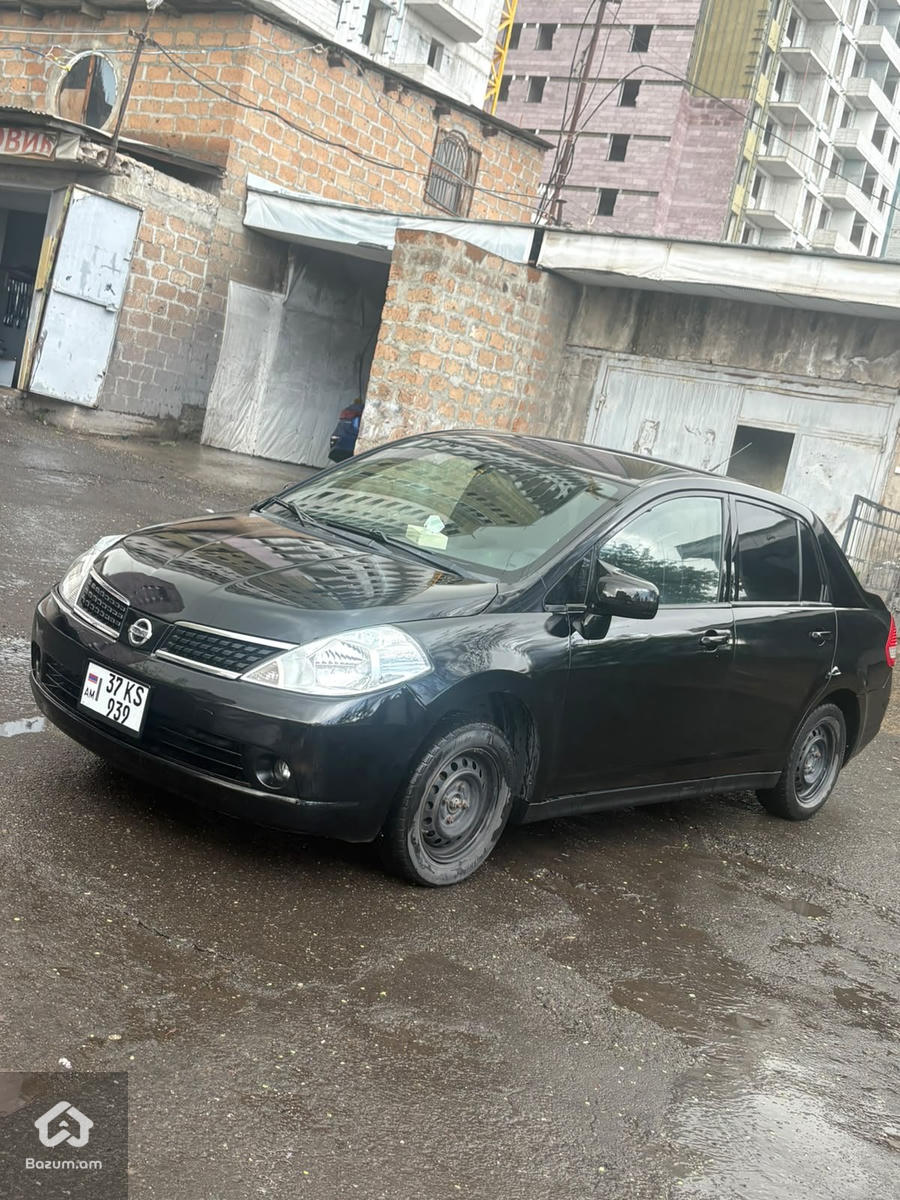 Nissan Versa - image 2
