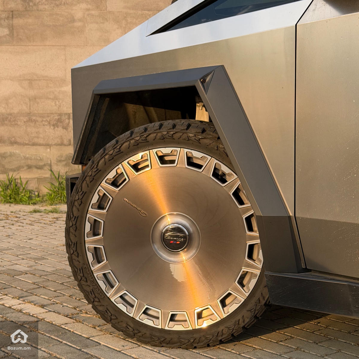 Tesla Cybertruck - image 2