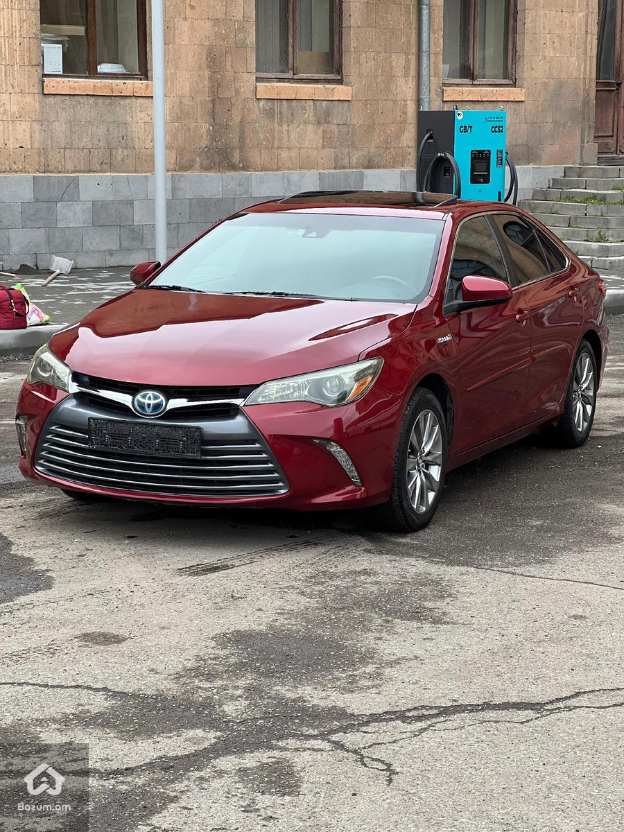Toyota Camry hybrid - image 1