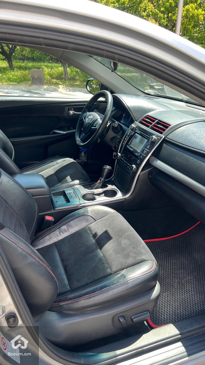 Toyota Camry XSE - image 10