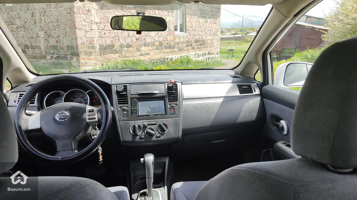 Nissan Versa - image 8