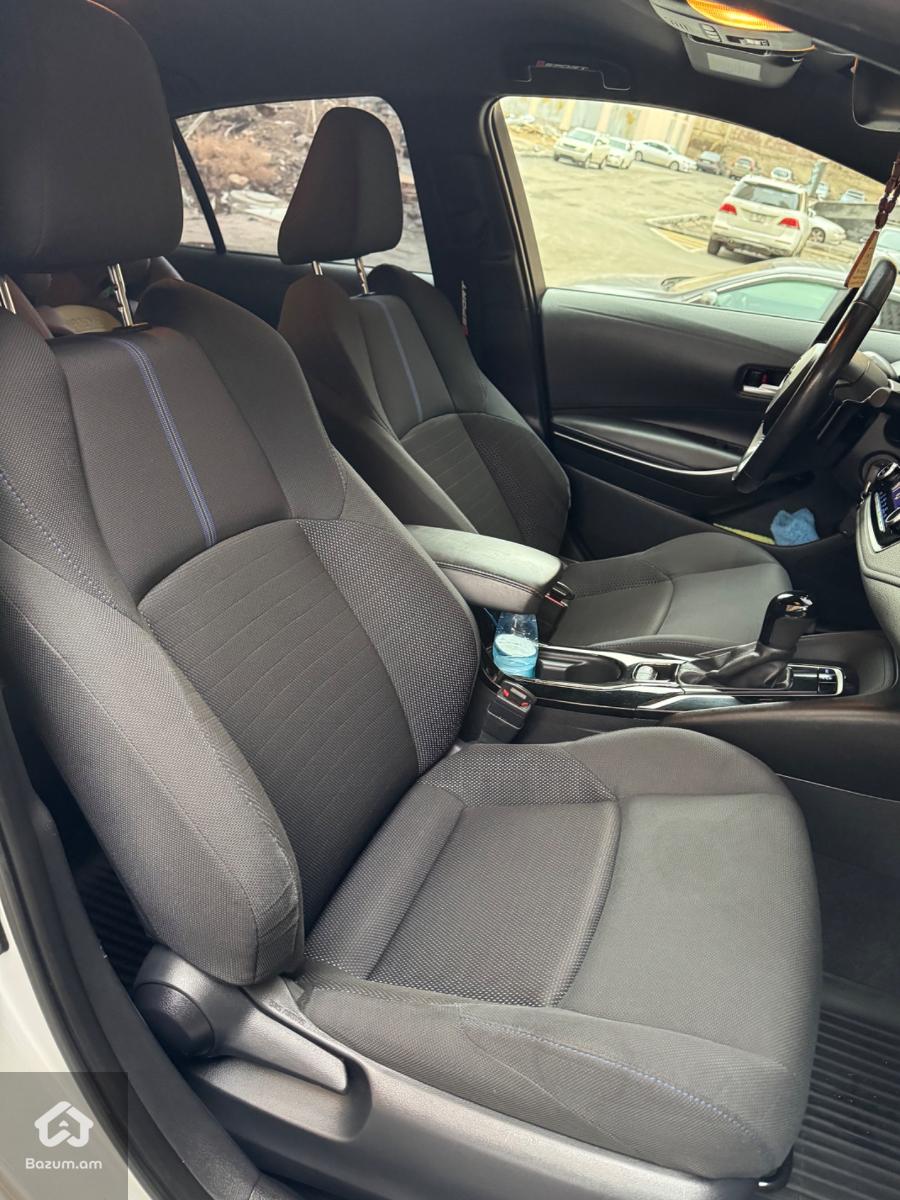 Toyota Corolla SE - image 11