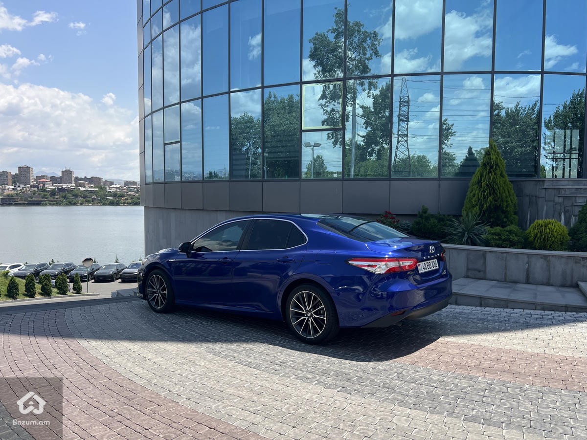 Toyota Camry Hybrid - image 3
