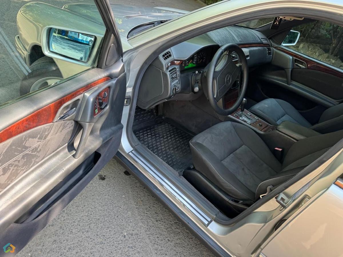 Mercedes E280 - image 7