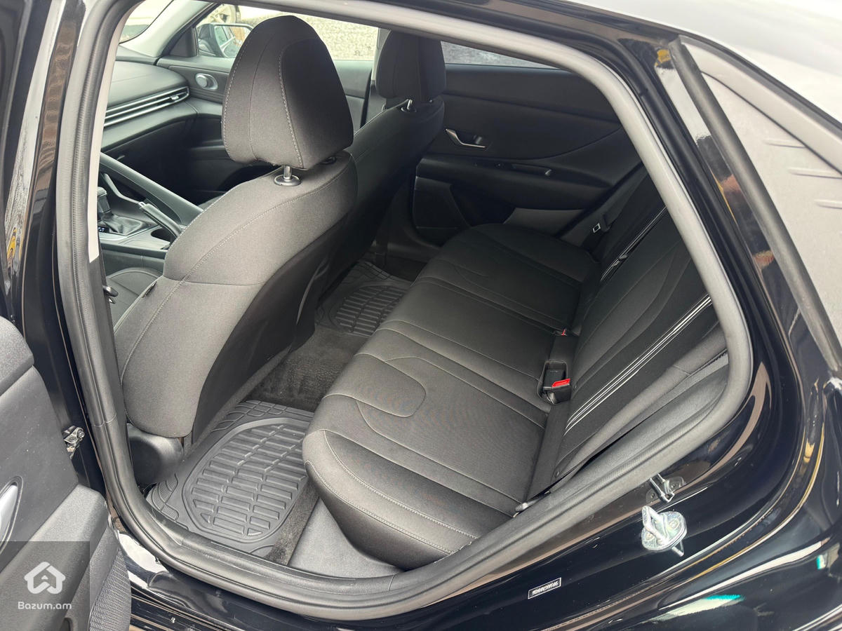 Hyundai Elantra - image 25