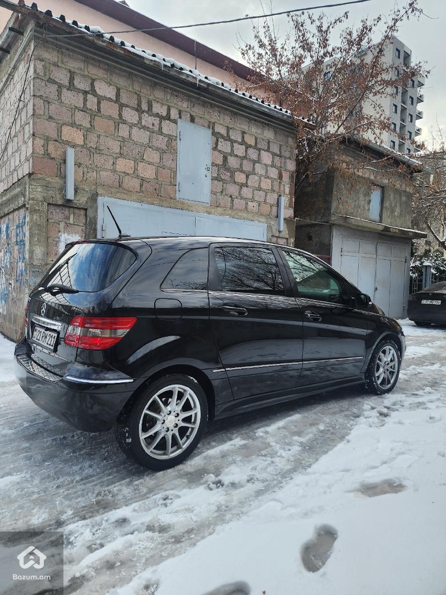 mercedes benz B200 - image 3