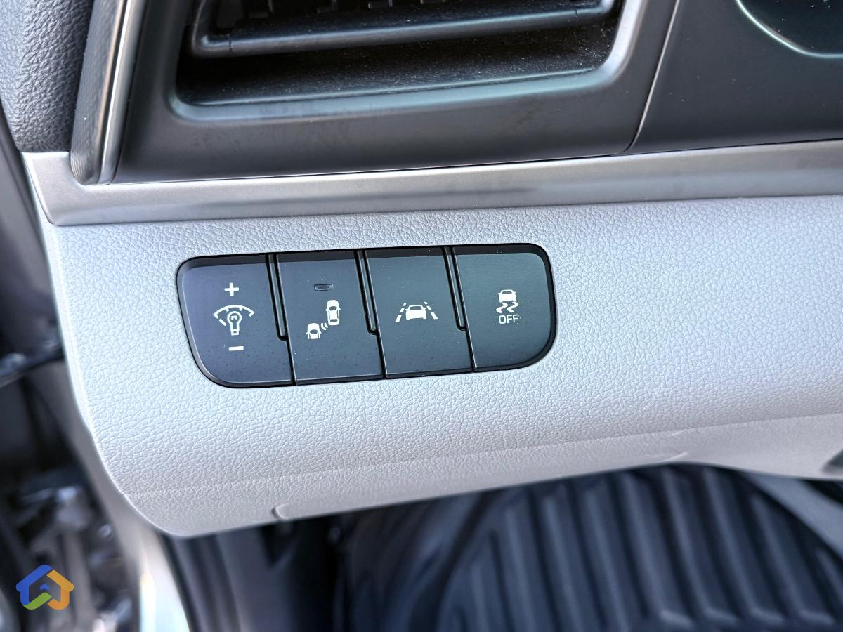 Hyundai Elantra - image 14