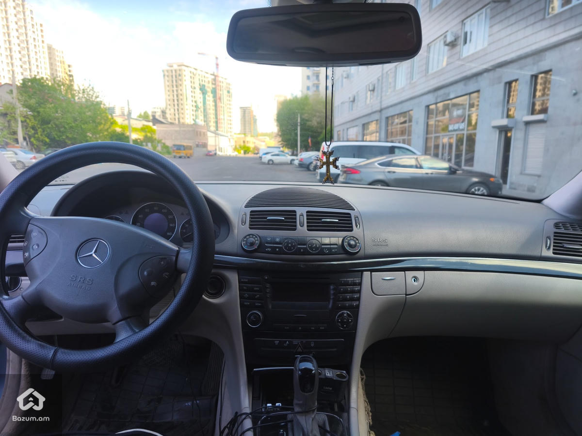 Mercedes E320 - image 4