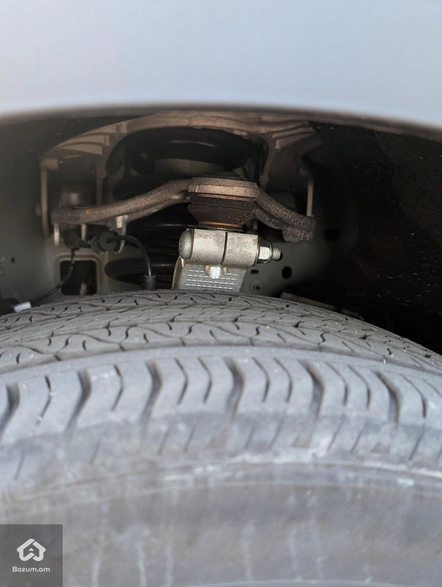 Tesla Model Y Long Range RWD  - image 6