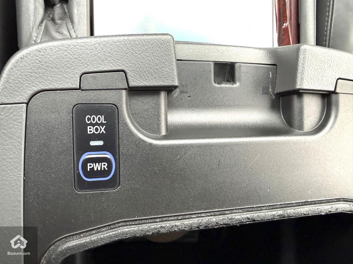 Lexus LX 570 - image 17