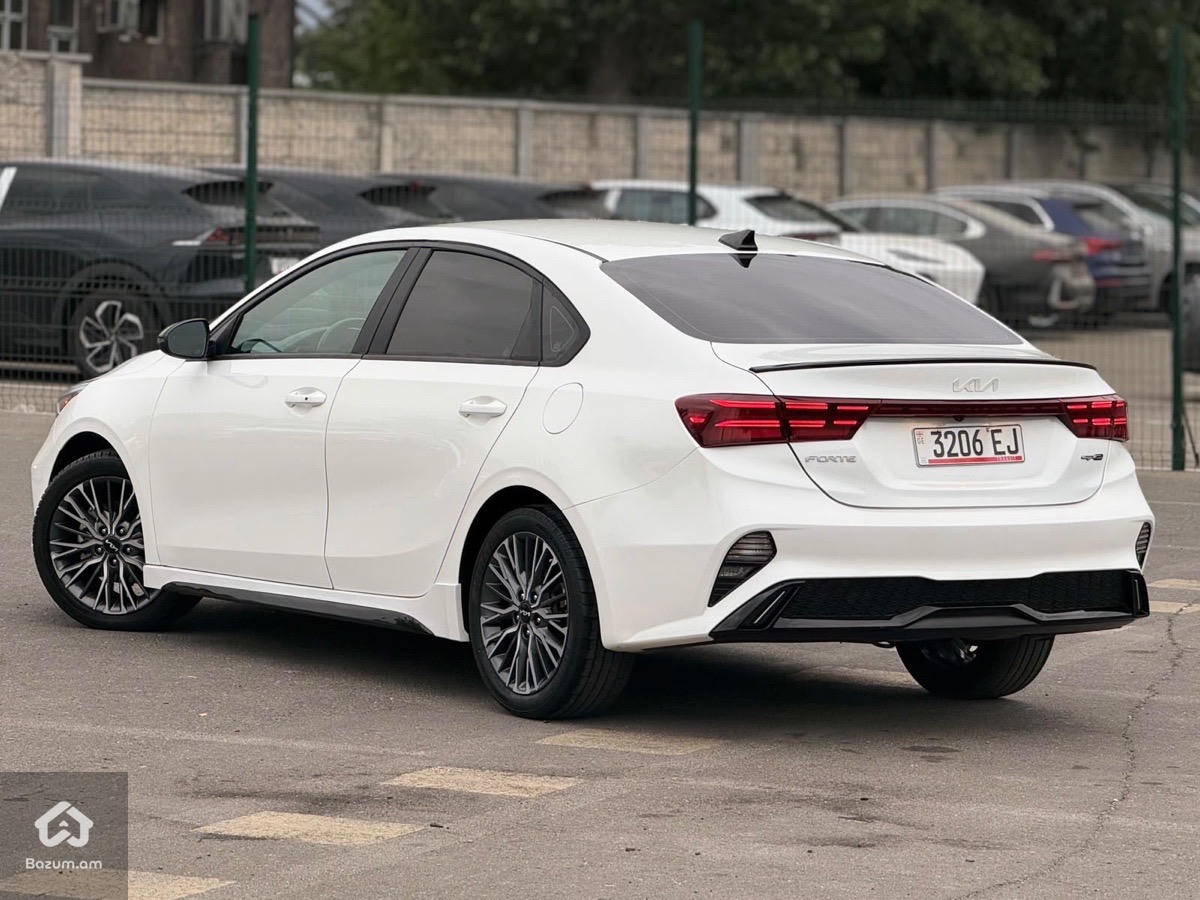 kia Forte - image 15