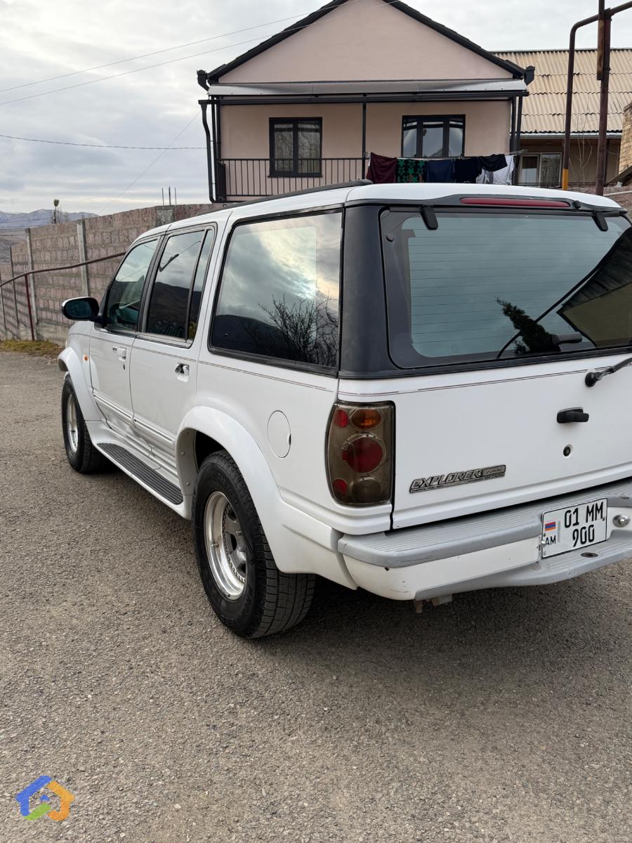 Ford Explorer - image 6