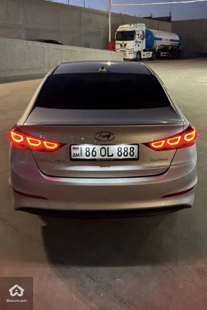 Hyundai Elantra Limited - image 6