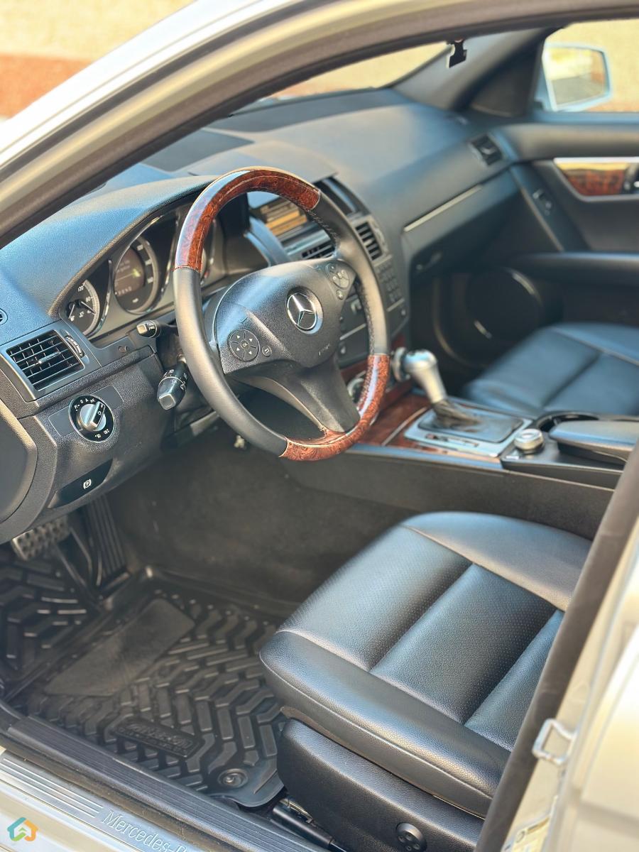 Mercedes benz c300 - image 18