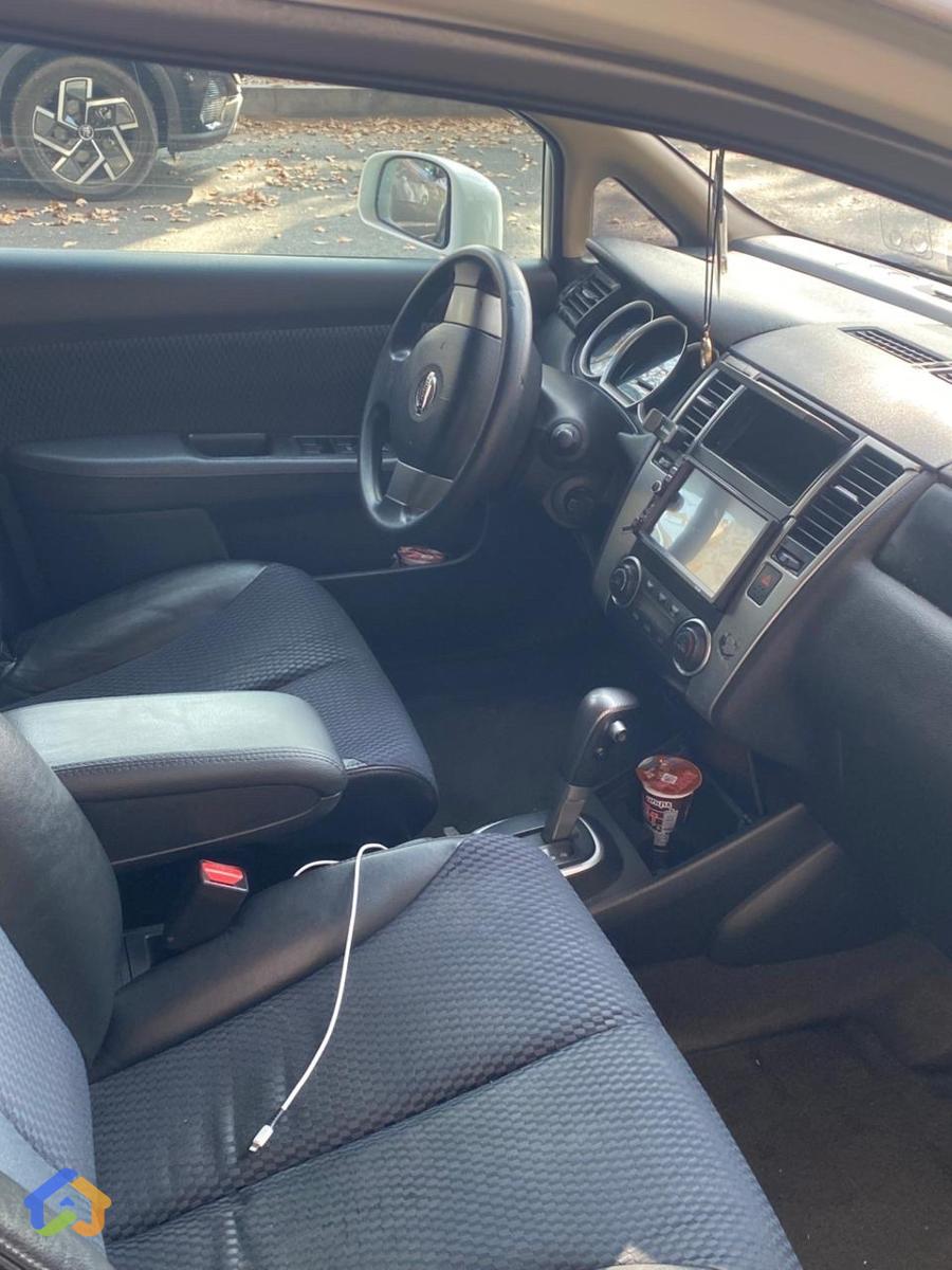 Nissan tiida - image 6
