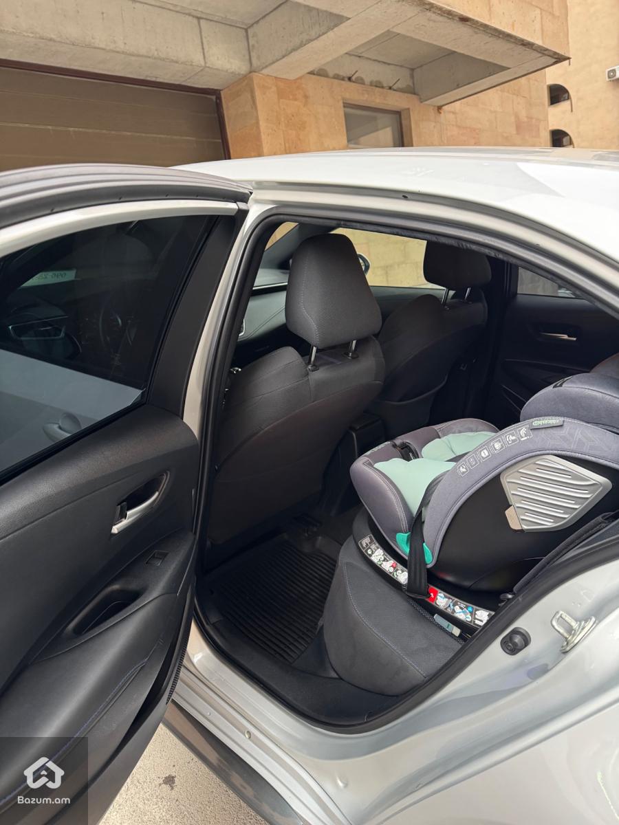 Toyota Corolla SE - image 8