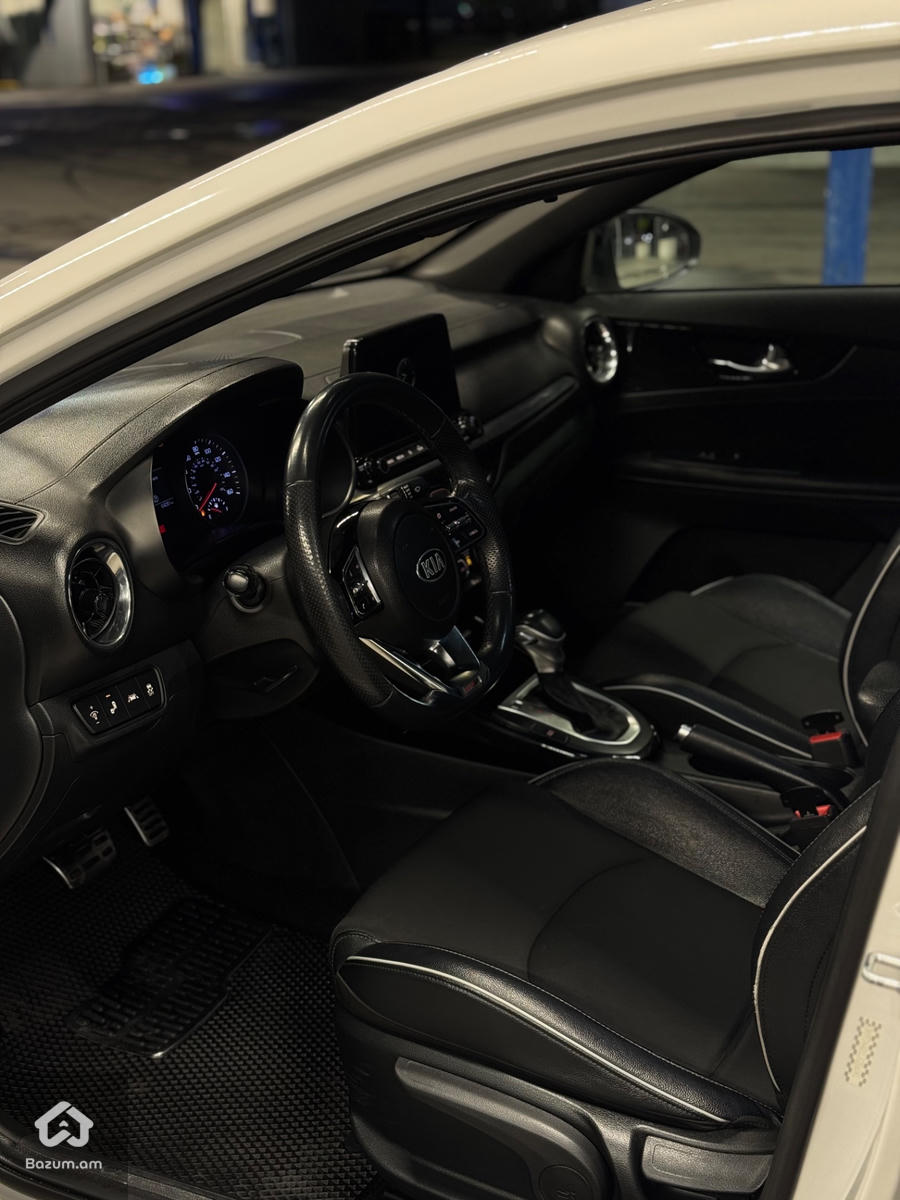 Kia Forte - image 10