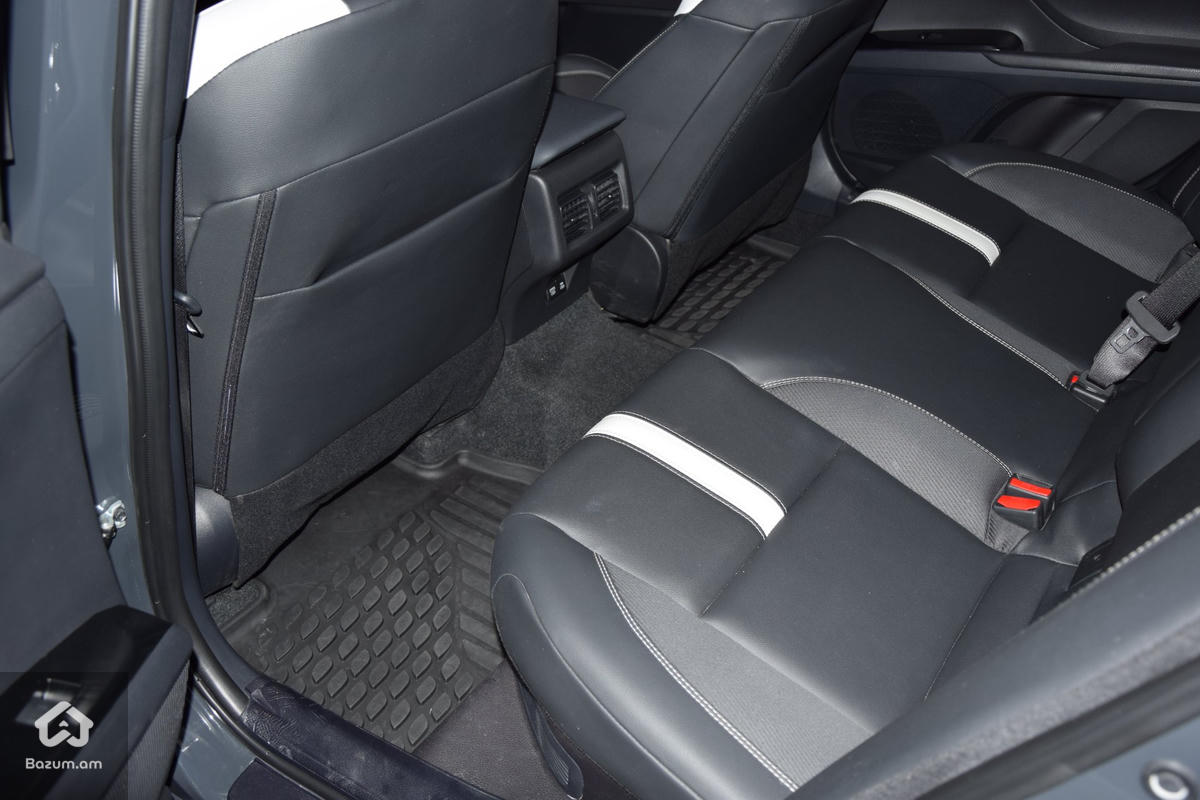Toyota Camry - image 9