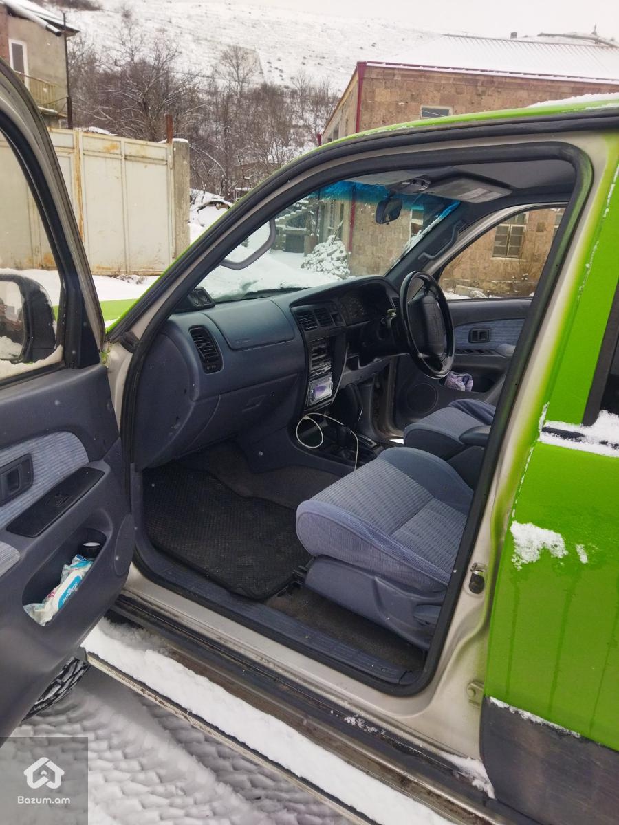 Toyota Hilux Surf - image 8