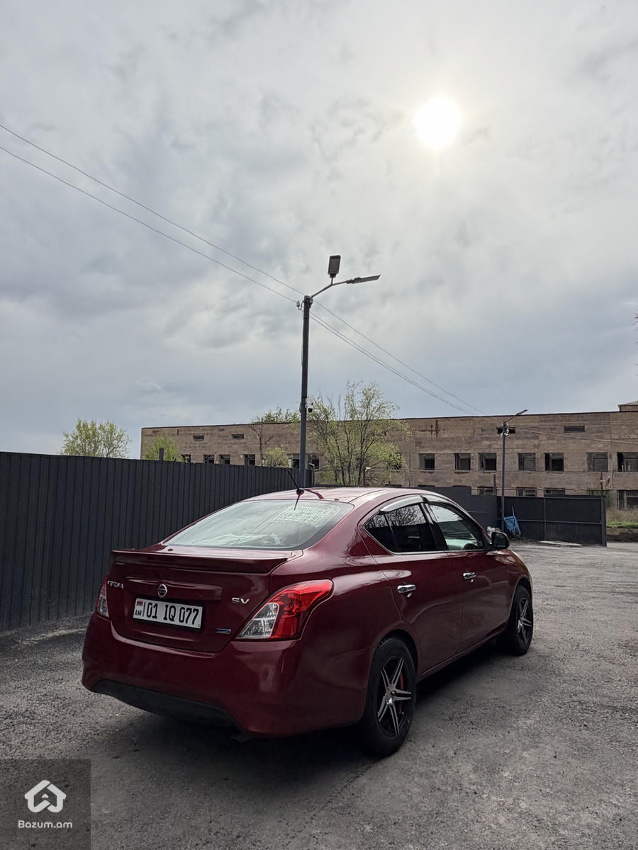 Nissan Versa SV - image 4