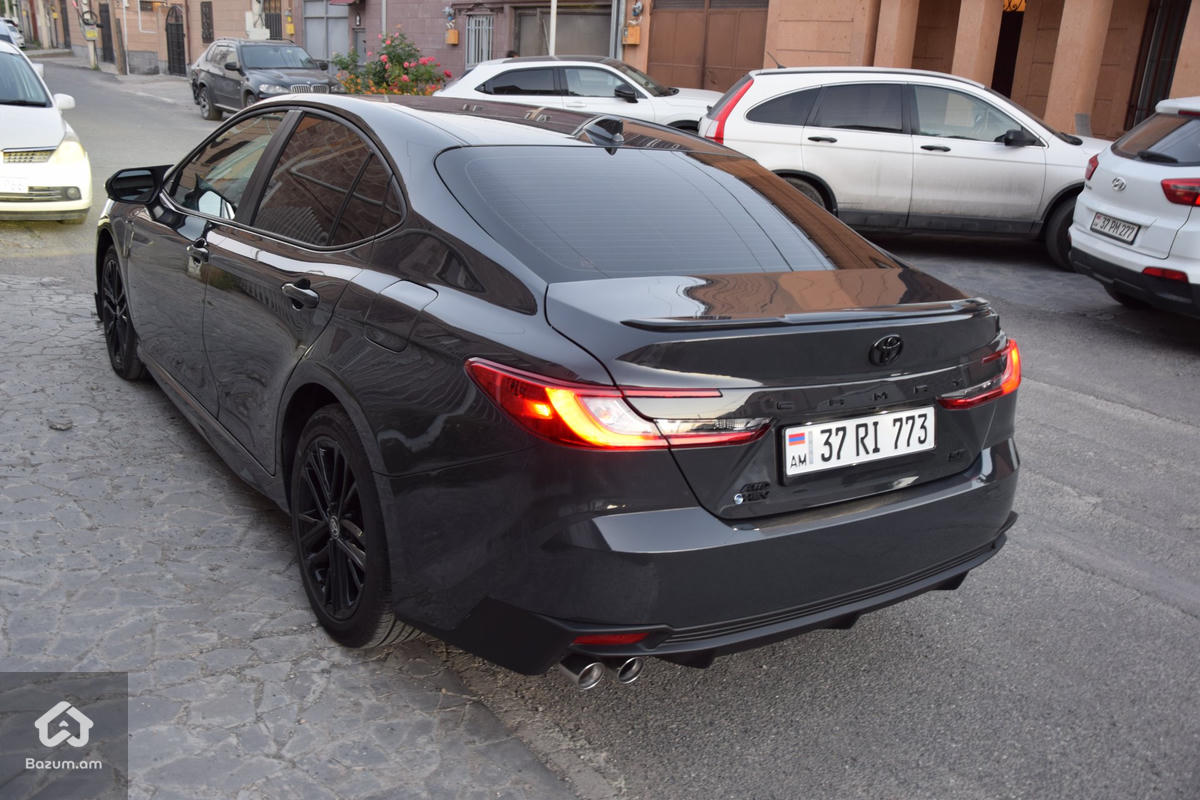 Toyota Camry - image 4