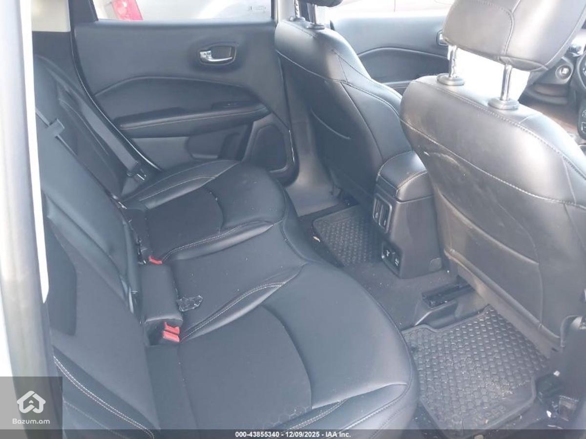 Jeep Compass Latitude 4x4 - image 11