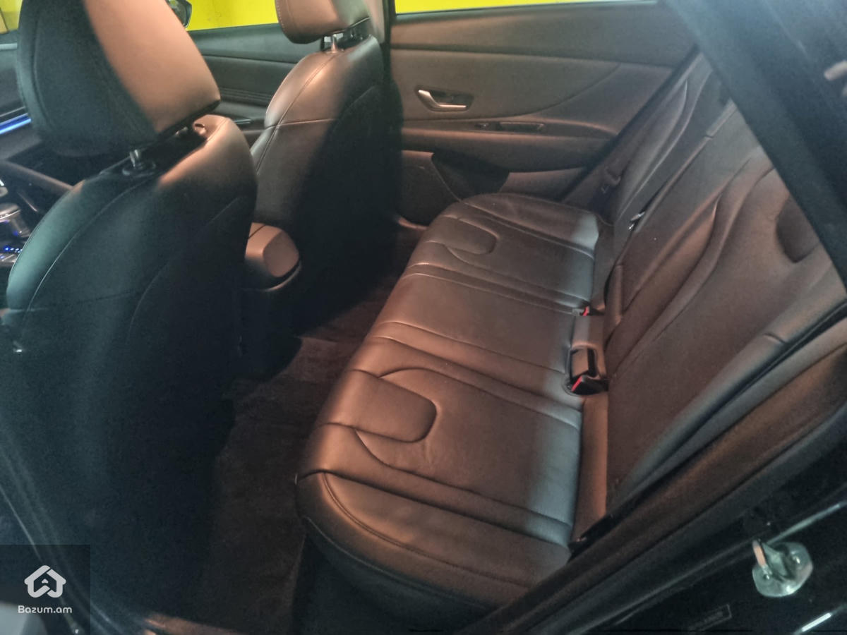 Hyundai Elantra Limited - image 9