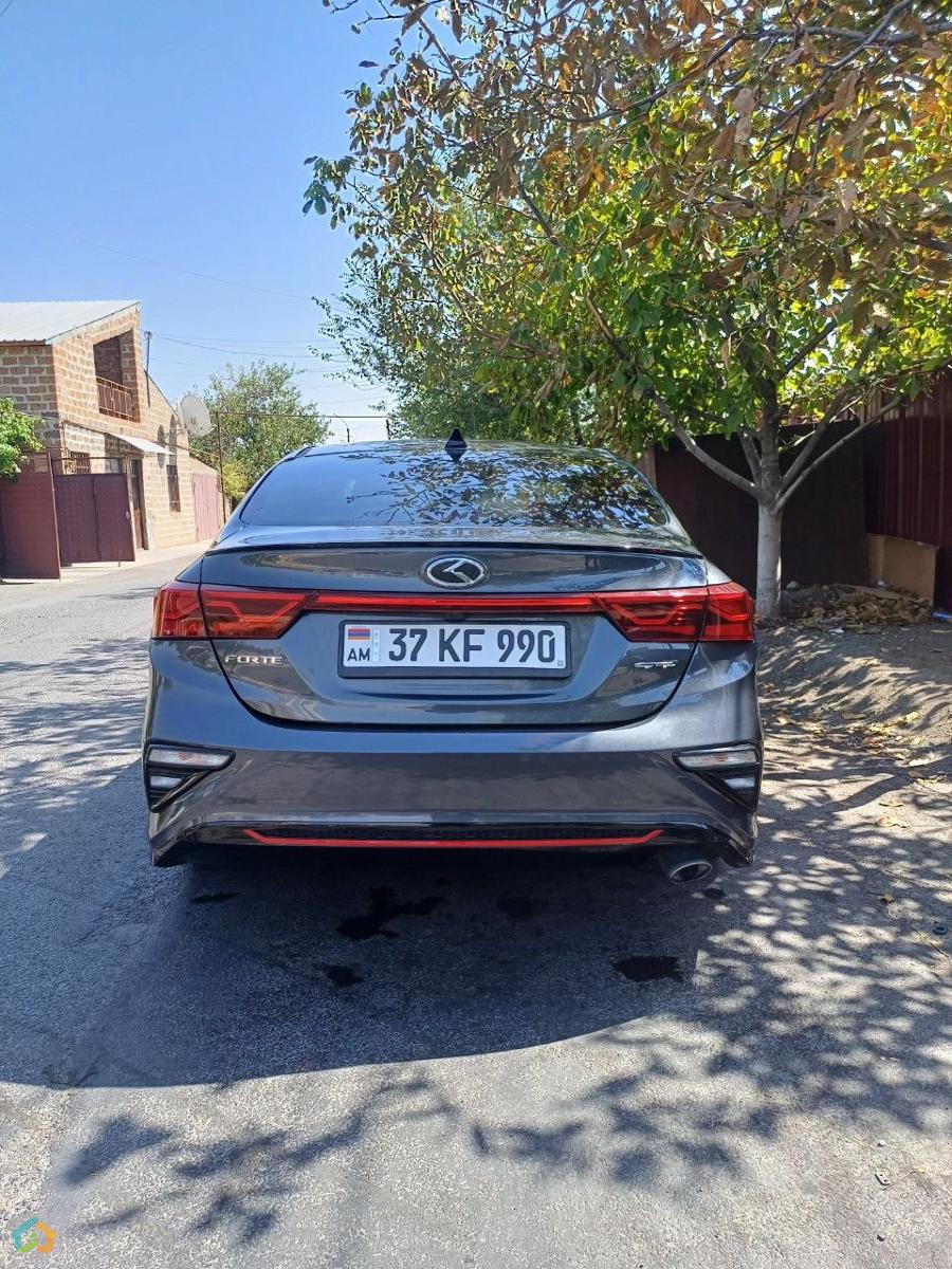 Kia Forte GT Line - image 12