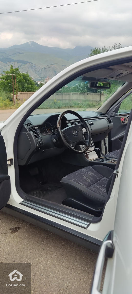 Mercedes-Benz E-Class W210 - image 31