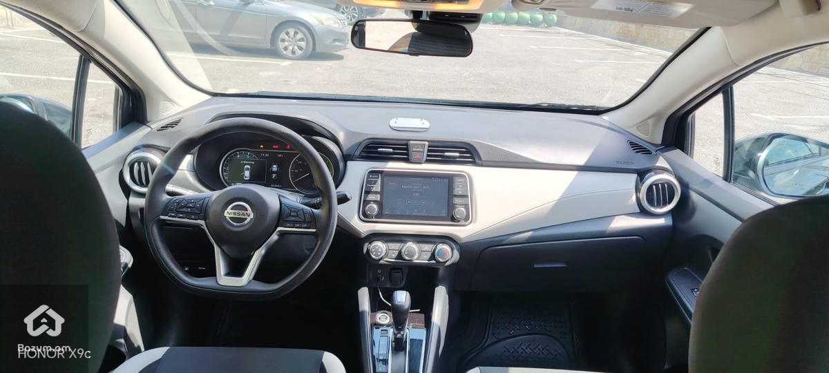 Nissan Versa - image 9