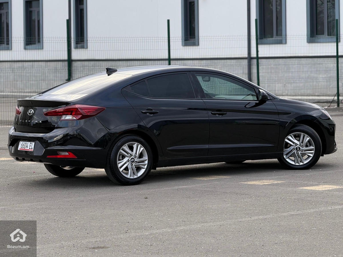 Hyundai Elantra - image 15