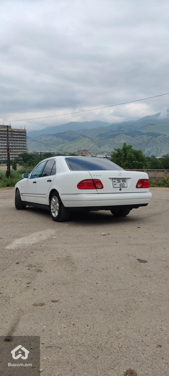 Mercedes-Benz E-Class W210 - image 3