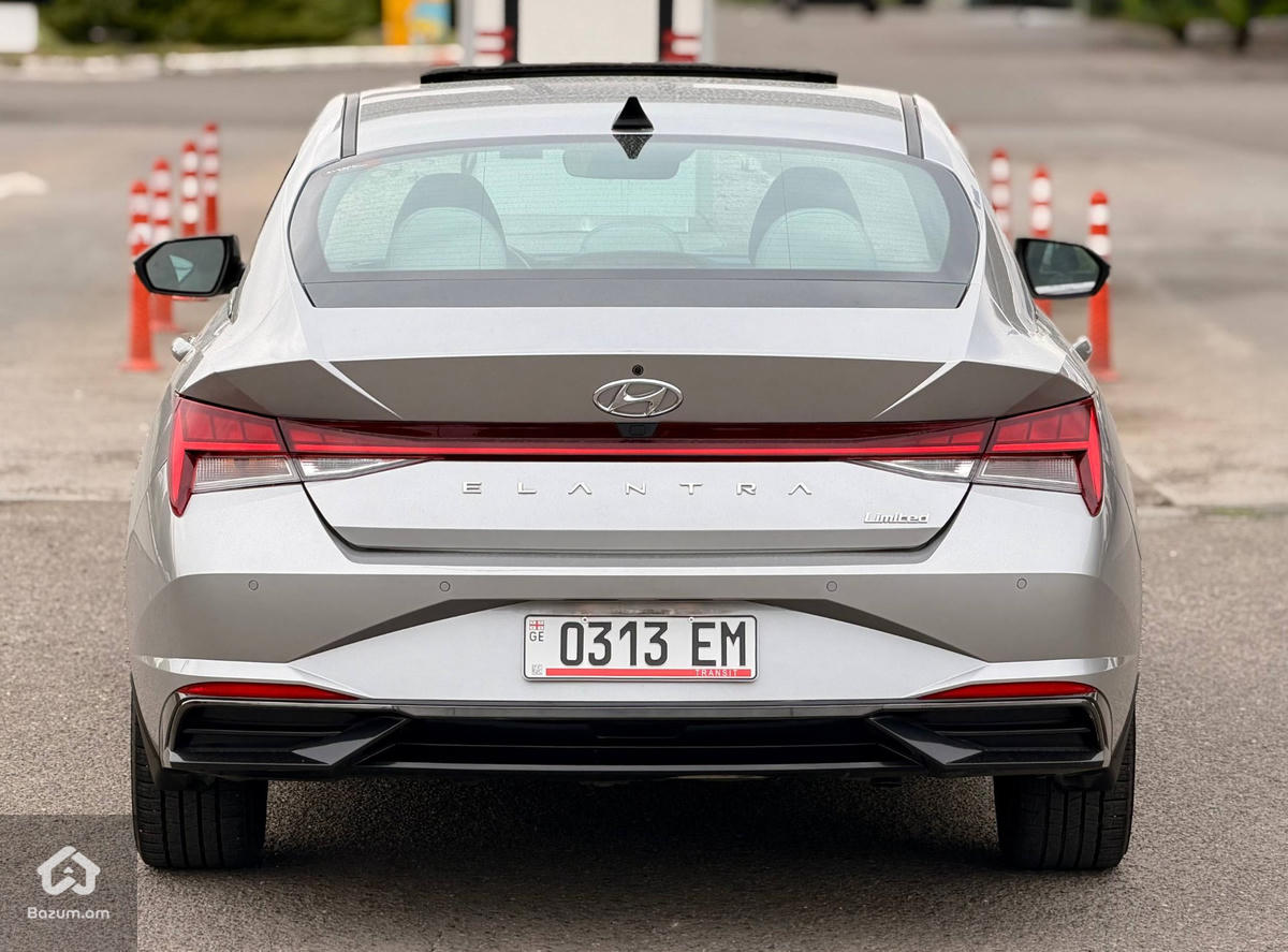 Hyundai Elantra Limited - image 6