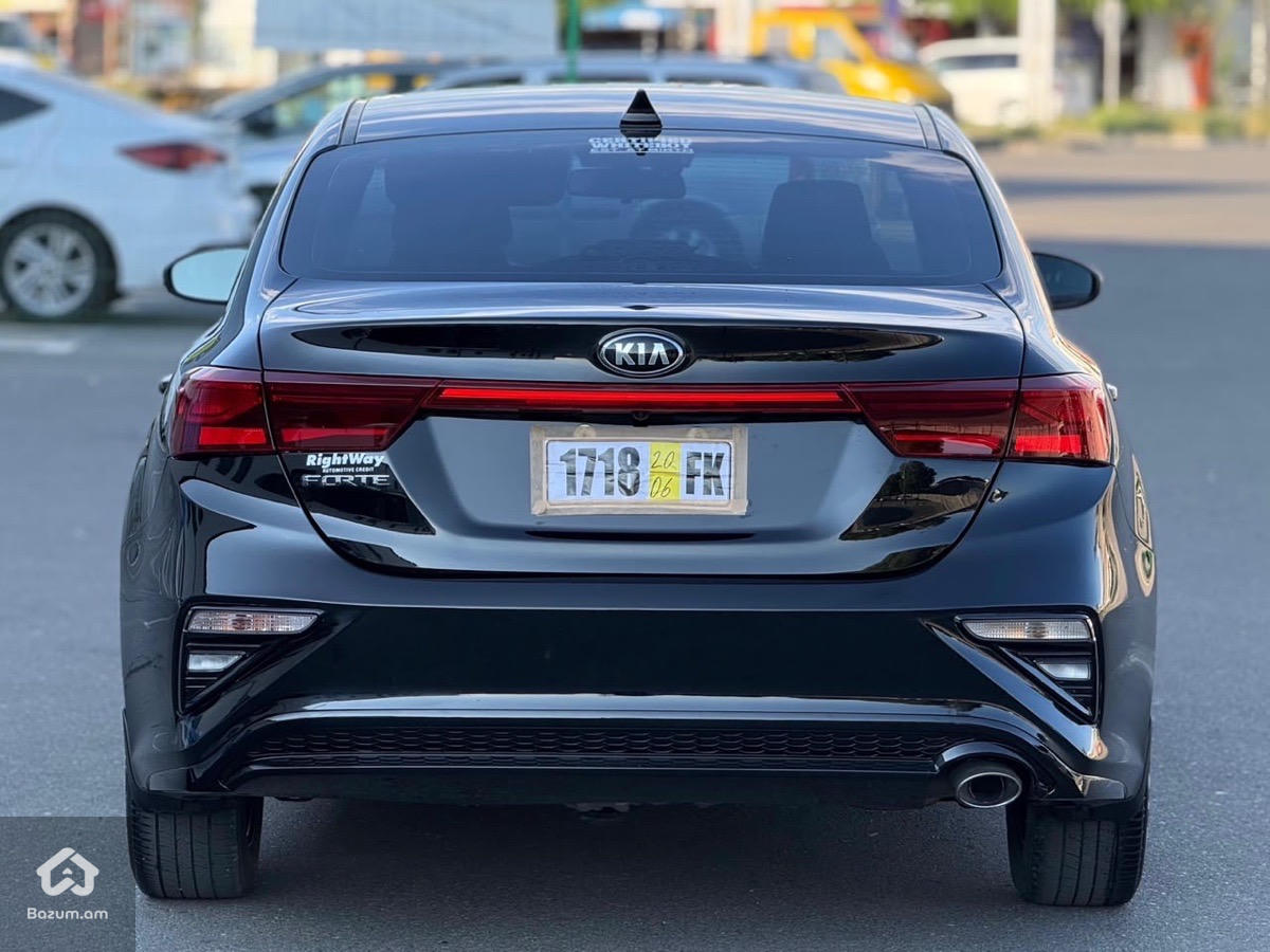 Kia Forte - image 6