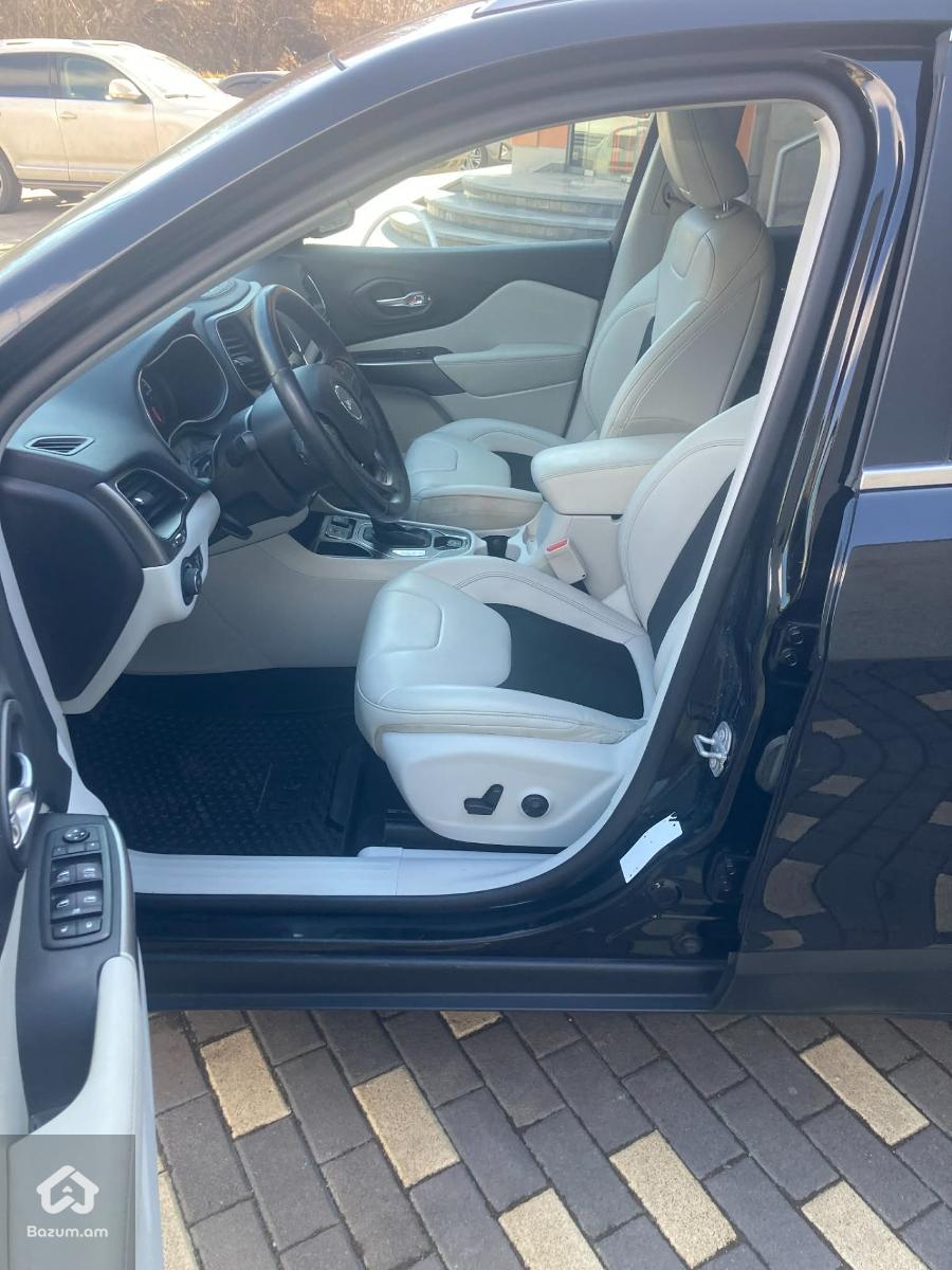 2020 Jeep Cherokee, Latitude Plus - image 10