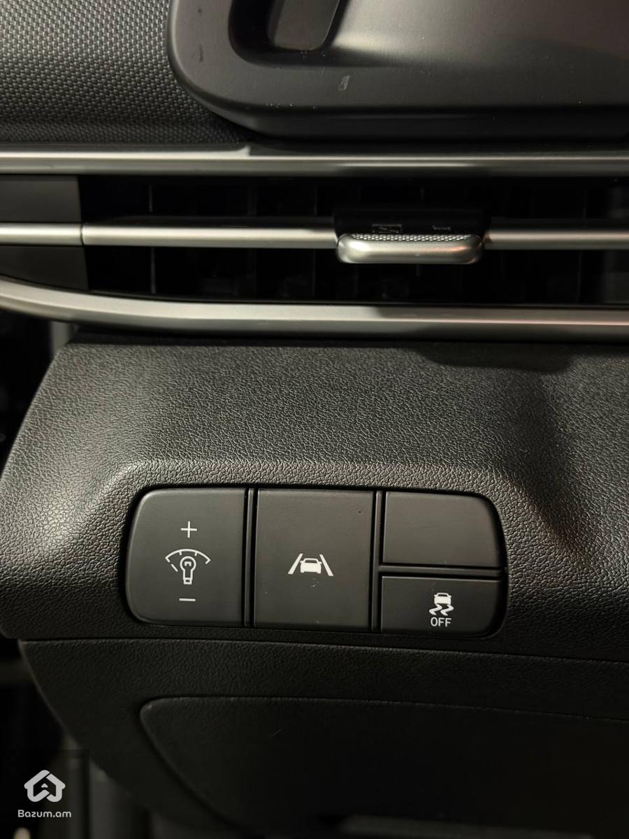 Hyundai Elantra SEL - image 15