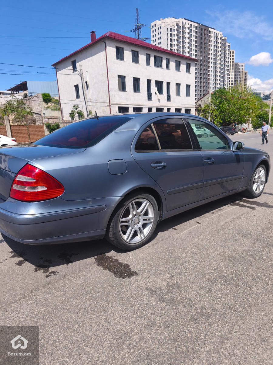 Mercedes E320 - image 5