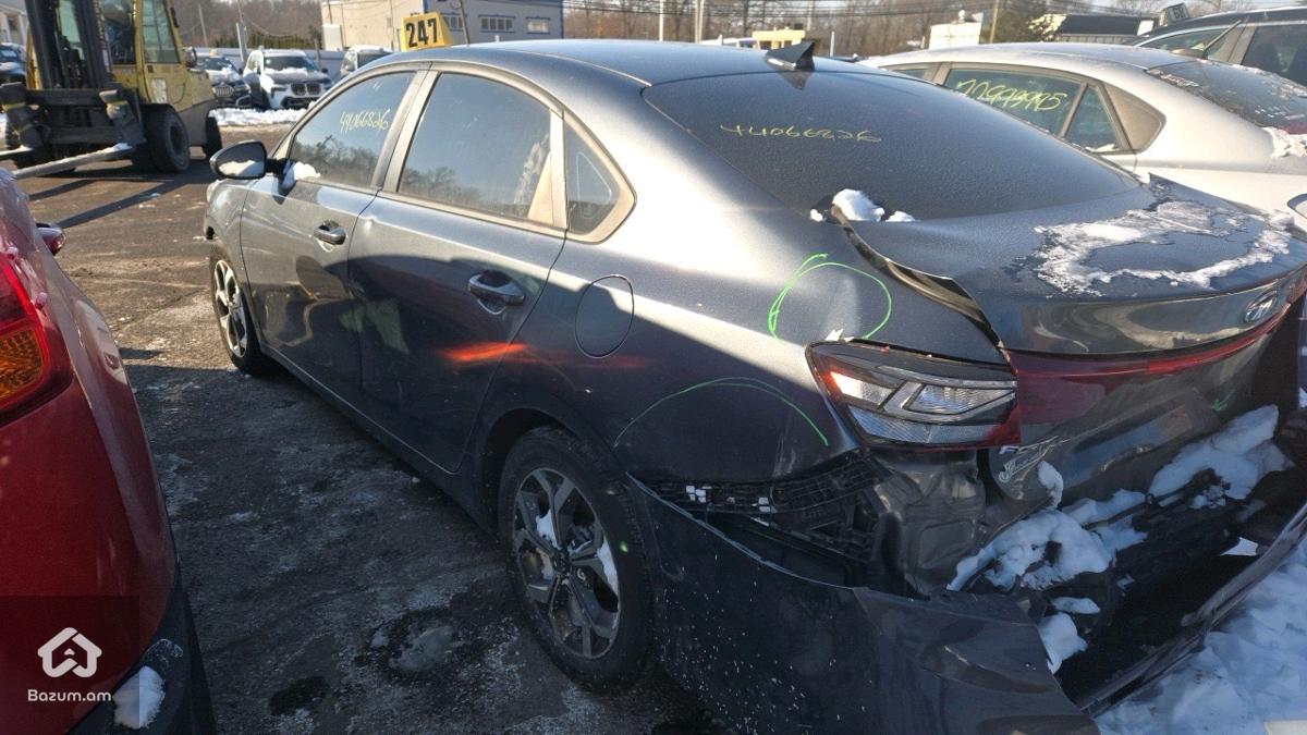 Kia Forte LXS - image 10