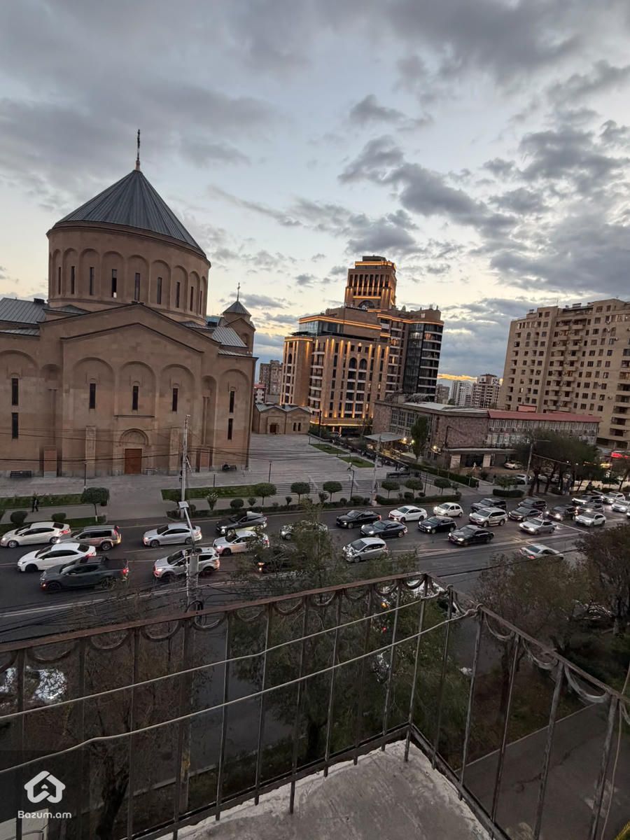 Կոմիտաս եկեղեցու մոտ ստալինկա: Комитас Komitas - image 1