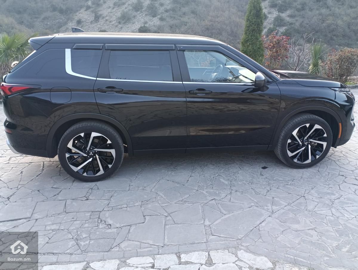 Mitsubishi Outlander SE - image 2