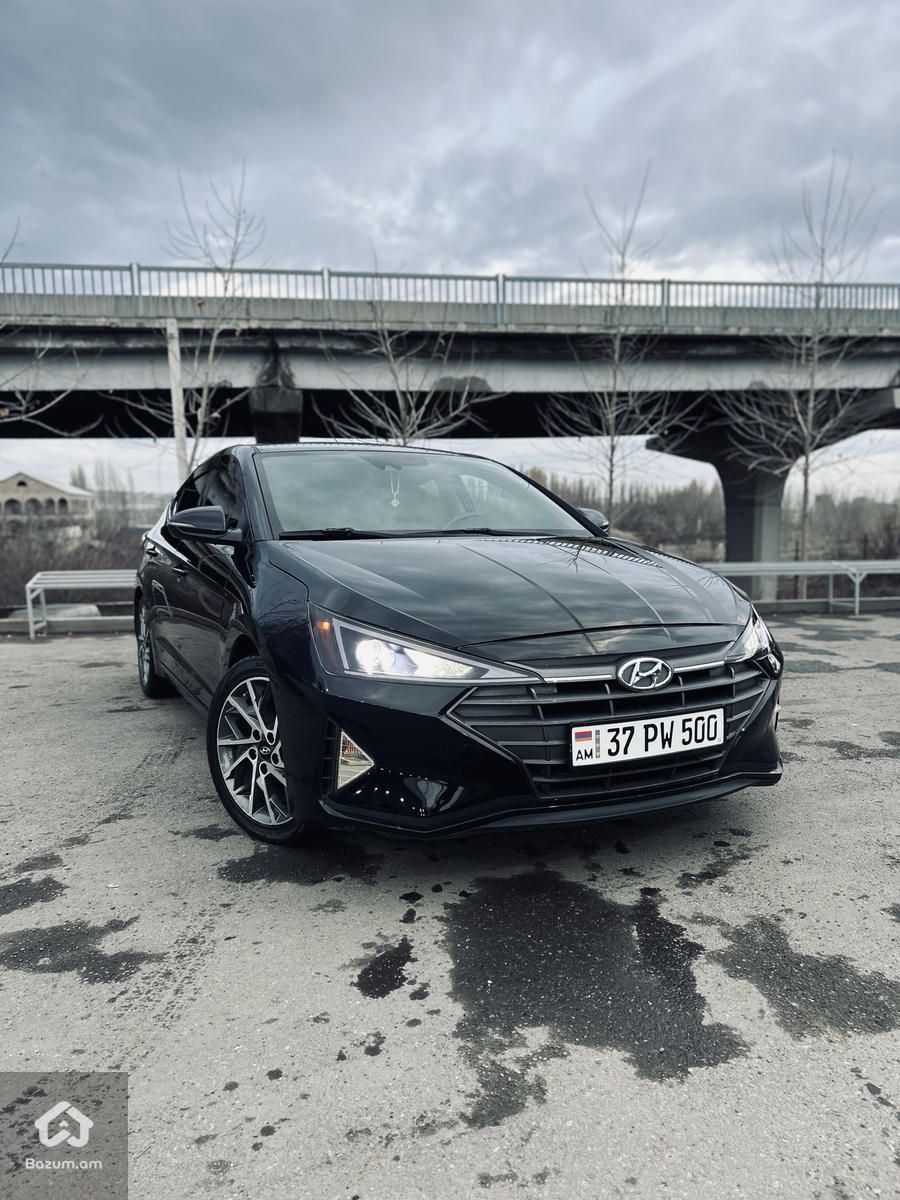 Hyundai Elantra Limited - image 3