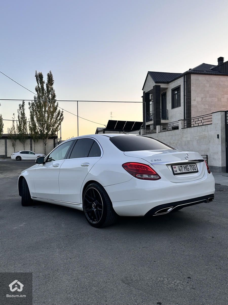 Mercedes Benz C300 - image 2
