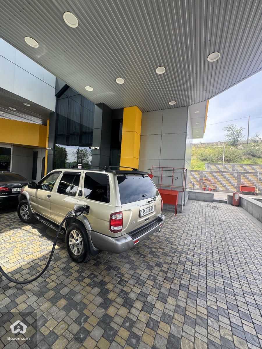 nissan pathfinder - image 2