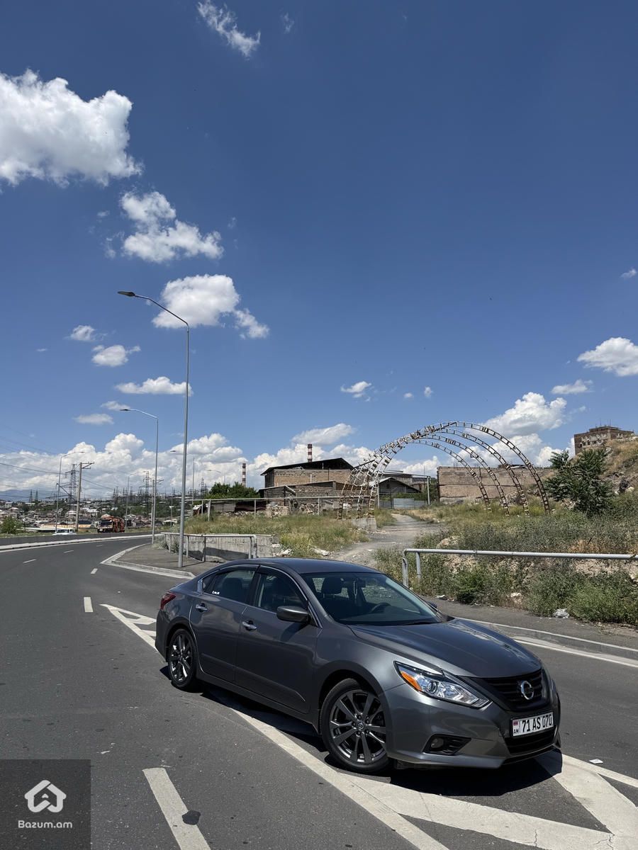 Nissan Altima SR - image 9