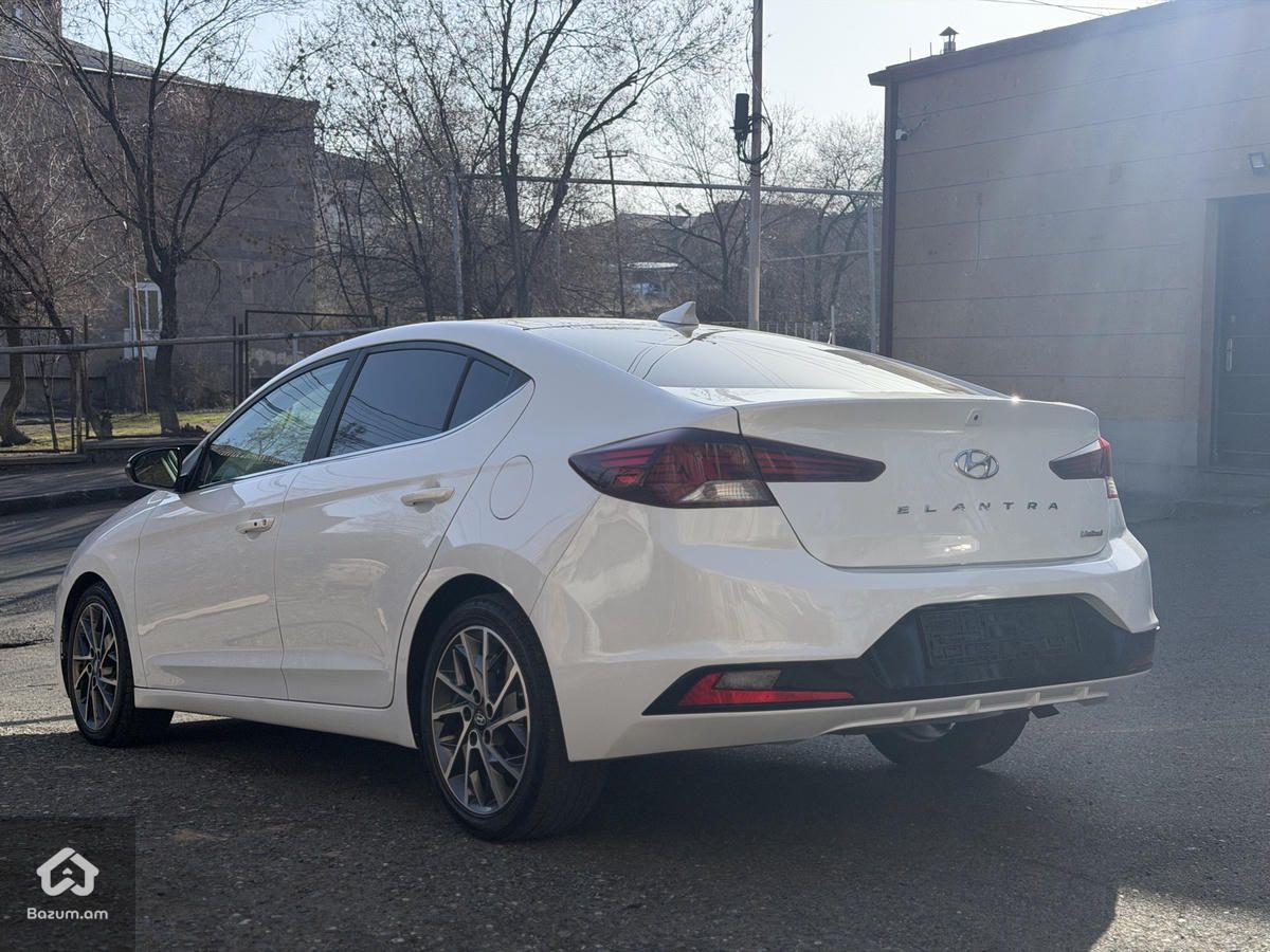 Hyundai Elantra Limited  - image 4