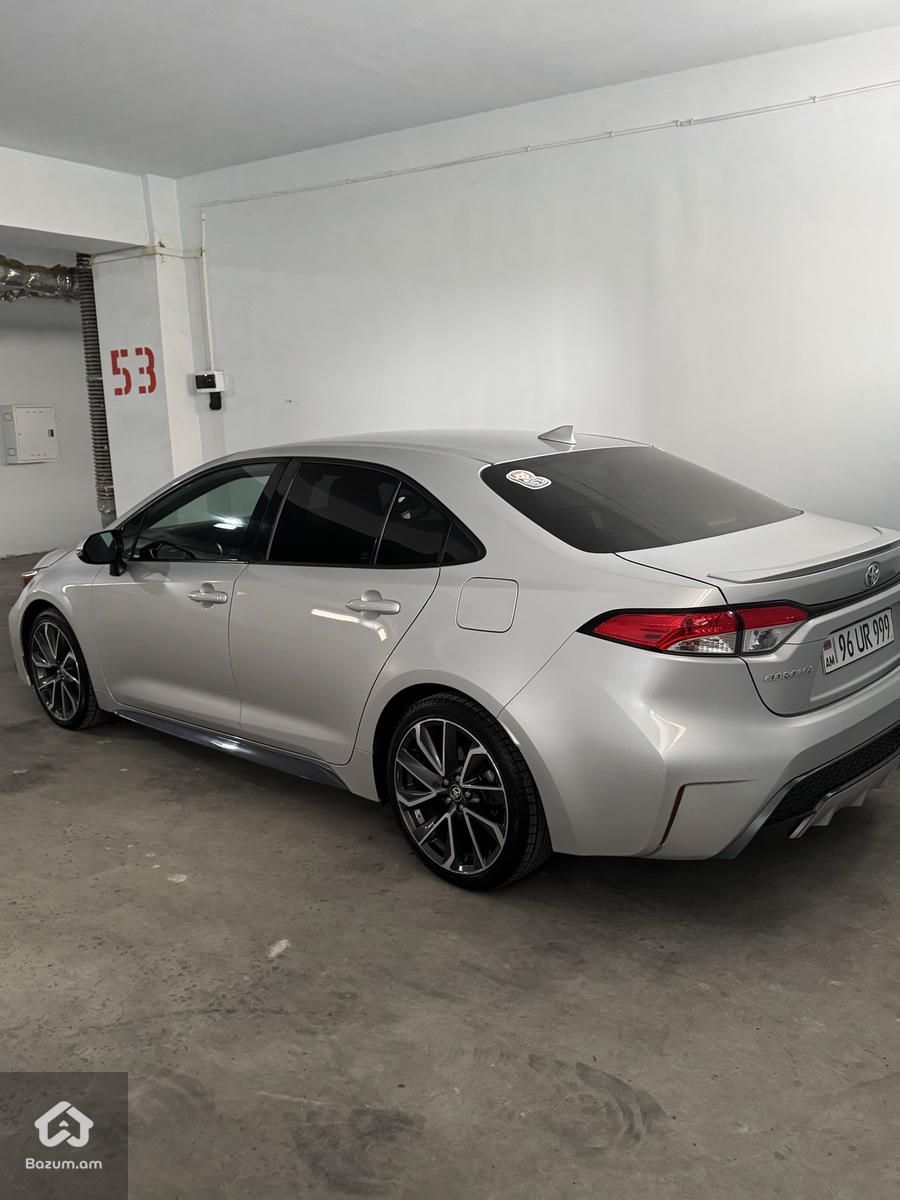 Toyota Corolla SE - image 4