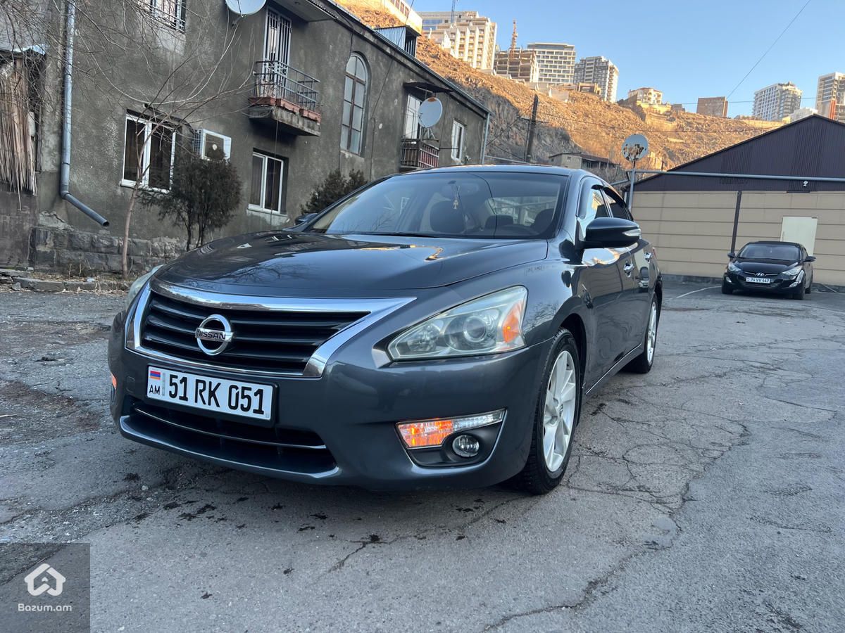 Nissan Altima - image 1